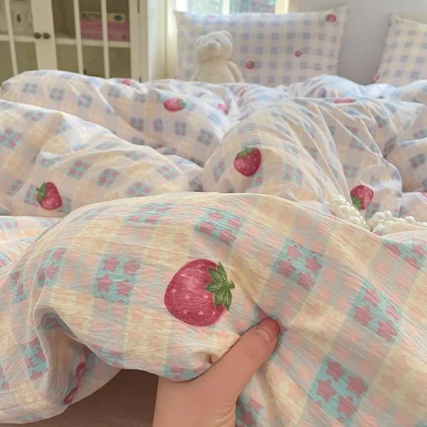 Ins Girls Strawberry Bedding Sets 2025 New Queen Size Bed Sheet Set Duvet Cover Set With Pillowcase No Filling